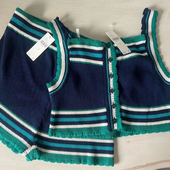 By Anthropologie Cropped Knit Crochet Top, Large - High Waisted Shorts, Medium - Picture 5 of 15